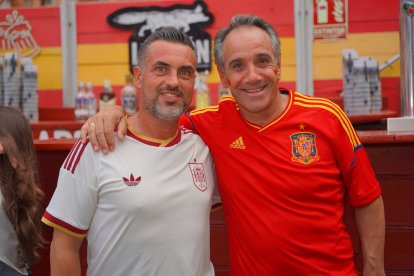 Almería persigue el sueño de 2010 entre cánticos, banderas y una fiesta que ya mira a la final.