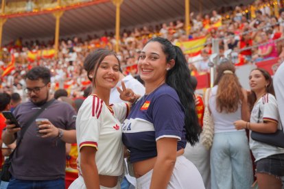 Almería persigue el sueño de 2010 entre cánticos, banderas y una fiesta que ya mira a la final.