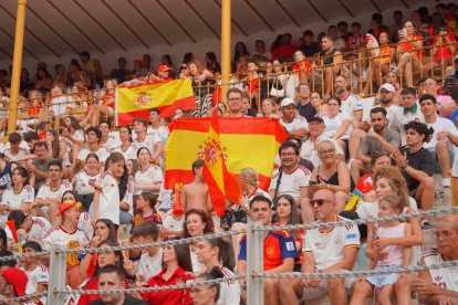 Almería persigue el sueño de 2010 entre cánticos, banderas y una fiesta que ya mira a la final.