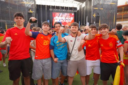 Almería persigue el sueño de 2010 entre cánticos, banderas y una fiesta que ya mira a la final.
