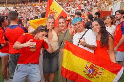 Almería persigue el sueño de 2010 entre cánticos, banderas y una fiesta que ya mira a la final.