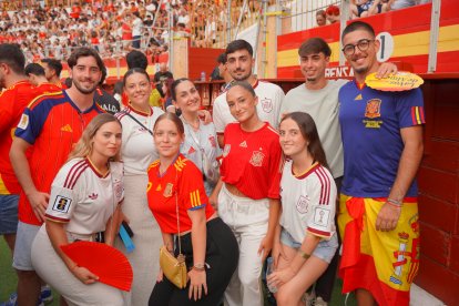 Almería persigue el sueño de 2010 entre cánticos, banderas y una fiesta que ya mira a la final.