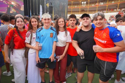 Almería persigue el sueño de 2010 entre cánticos, banderas y una fiesta que ya mira a la final.