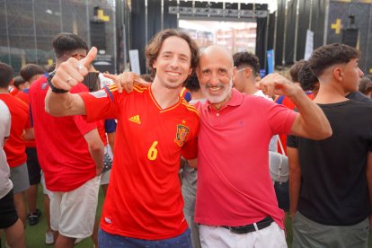 Almería persigue el sueño de 2010 entre cánticos, banderas y una fiesta que ya mira a la final.