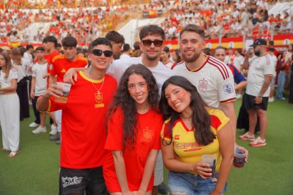 Almería persigue el sueño de 2010 entre cánticos, banderas y una fiesta que ya mira a la final.