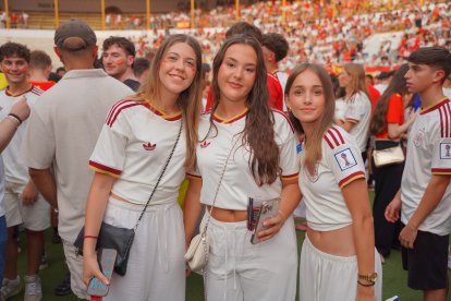 Almería persigue el sueño de 2010 entre cánticos, banderas y una fiesta que ya mira a la final.