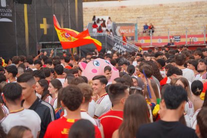 Almería persigue el sueño de 2010 entre cánticos, banderas y una fiesta que ya mira a la final.