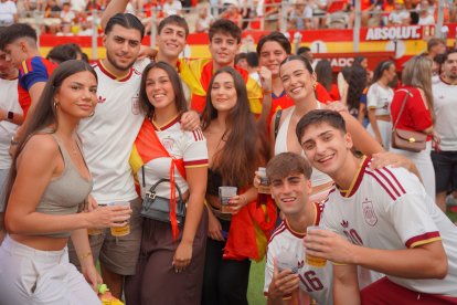 Almería persigue el sueño de 2010 entre cánticos, banderas y una fiesta que ya mira a la final.