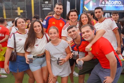 Almería persigue el sueño de 2010 entre cánticos, banderas y una fiesta que ya mira a la final.