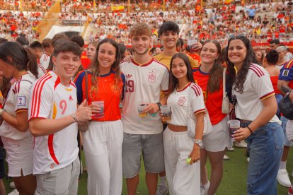 Almería persigue el sueño de 2010 entre cánticos, banderas y una fiesta que ya mira a la final.