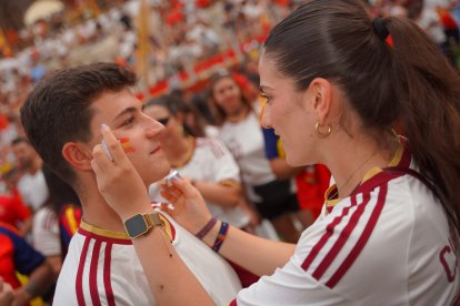Almería persigue el sueño de 2010 entre cánticos, banderas y una fiesta que ya mira a la final.