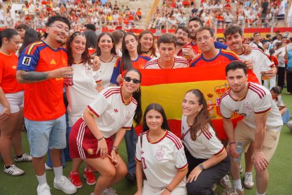 Almería persigue el sueño de 2010 entre cánticos, banderas y una fiesta que ya mira a la final.