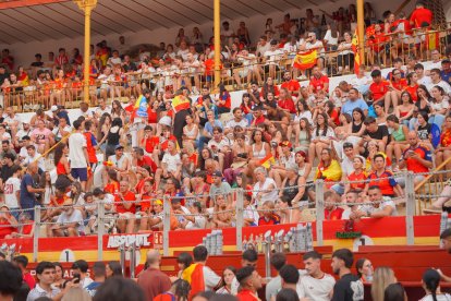 Almería persigue el sueño de 2010 entre cánticos, banderas y una fiesta que ya mira a la final.