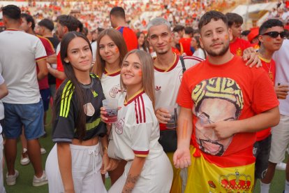 Almería persigue el sueño de 2010 entre cánticos, banderas y una fiesta que ya mira a la final.