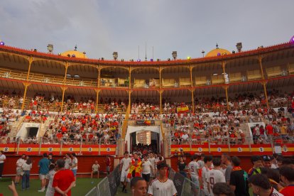 Almería persigue el sueño de 2010 entre cánticos, banderas y una fiesta que ya mira a la final.
