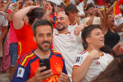 Almería persigue el sueño de 2010 entre cánticos, banderas y una fiesta que ya mira a la final.