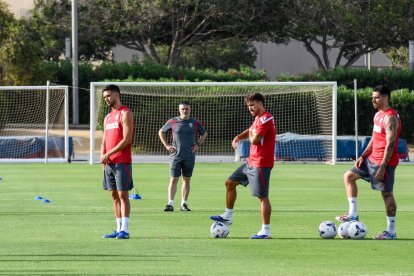 Día I del Almería de Pimienta con 30 futbolistas en el campo Anexo.