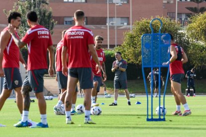 Día I del Almería de Pimienta con 30 futbolistas en el campo Anexo.