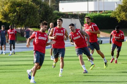 Día I del Almería de Pimienta con 30 futbolistas en el campo Anexo.