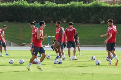 Día I del Almería de Pimienta con 30 futbolistas en el campo Anexo.