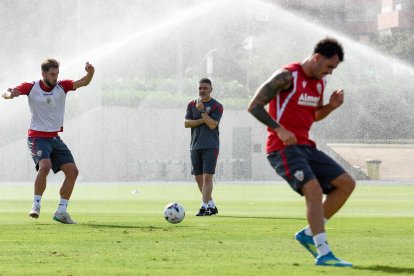 Día I del Almería de Pimienta con 30 futbolistas en el campo Anexo.