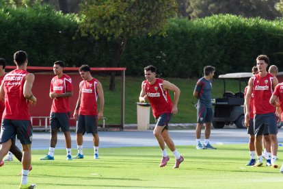 Día I del Almería de Pimienta con 30 futbolistas en el campo Anexo.