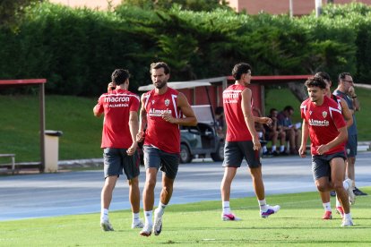 Día I del Almería de Pimienta con 30 futbolistas en el campo Anexo.