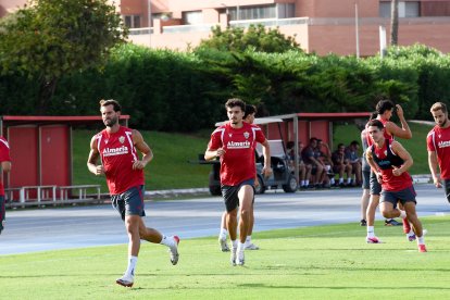 Día I del Almería de Pimienta con 30 futbolistas en el campo Anexo.