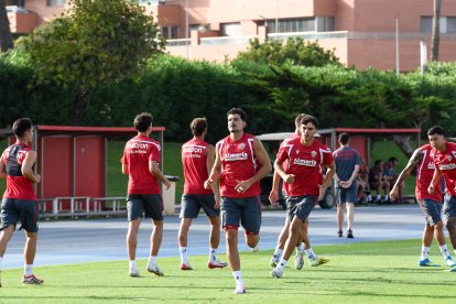 Día I del Almería de Pimienta con 30 futbolistas en el campo Anexo.