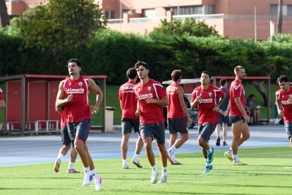 Día I del Almería de Pimienta con 30 futbolistas en el campo Anexo.