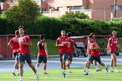Día I del Almería de Pimienta con 30 futbolistas en el campo Anexo.