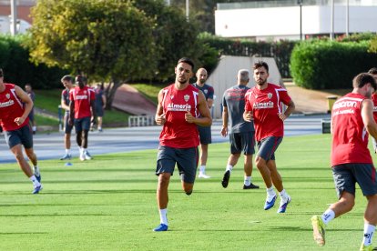 Día I del Almería de Pimienta con 30 futbolistas en el campo Anexo.