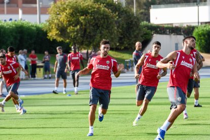 Día I del Almería de Pimienta con 30 futbolistas en el campo Anexo.
