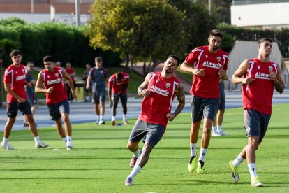 Día I del Almería de Pimienta con 30 futbolistas en el campo Anexo.