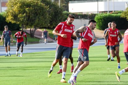Día I del Almería de Pimienta con 30 futbolistas en el campo Anexo.
