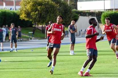 Día I del Almería de Pimienta con 30 futbolistas en el campo Anexo.