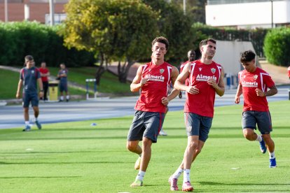 Día I del Almería de Pimienta con 30 futbolistas en el campo Anexo.