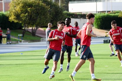 Día I del Almería de Pimienta con 30 futbolistas en el campo Anexo.