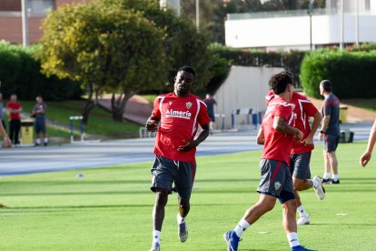 Día I del Almería de Pimienta con 30 futbolistas en el campo Anexo.