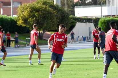 Día I del Almería de Pimienta con 30 futbolistas en el campo Anexo.