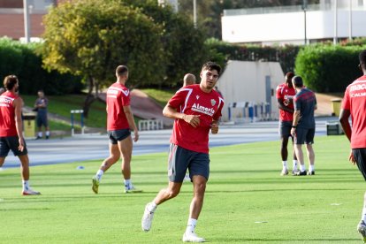 Día I del Almería de Pimienta con 30 futbolistas en el campo Anexo.