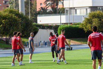 Día I del Almería de Pimienta con 30 futbolistas en el campo Anexo.
