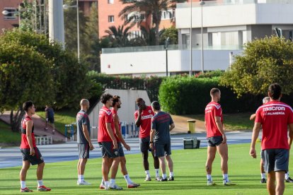 Día I del Almería de Pimienta con 30 futbolistas en el campo Anexo.