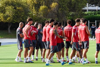 Día I del Almería de Pimienta con 30 futbolistas en el campo Anexo.