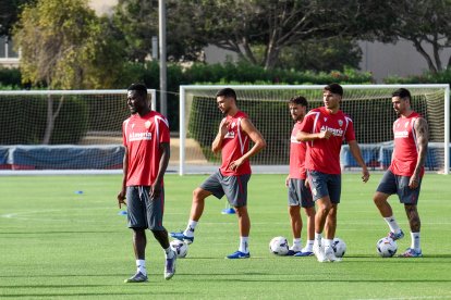 Día I del Almería de Pimienta con 30 futbolistas en el campo Anexo.