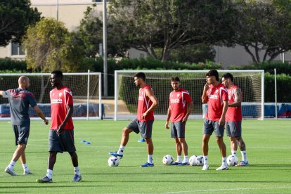 Día I del Almería de Pimienta con 30 futbolistas en el campo Anexo.