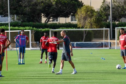 Día I del Almería de Pimienta con 30 futbolistas en el campo Anexo.