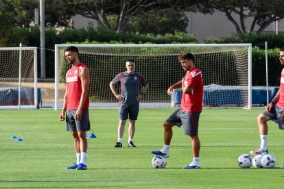 Día I del Almería de Pimienta con 30 futbolistas en el campo Anexo.