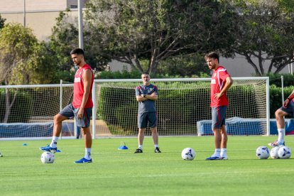 Día I del Almería de Pimienta con 30 futbolistas en el campo Anexo.