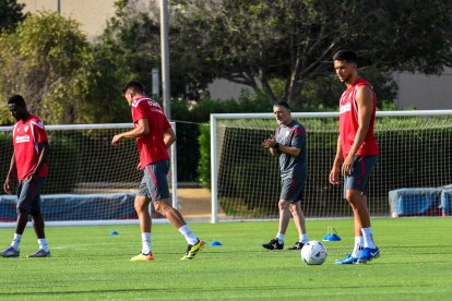 Día I del Almería de Pimienta con 30 futbolistas en el campo Anexo.